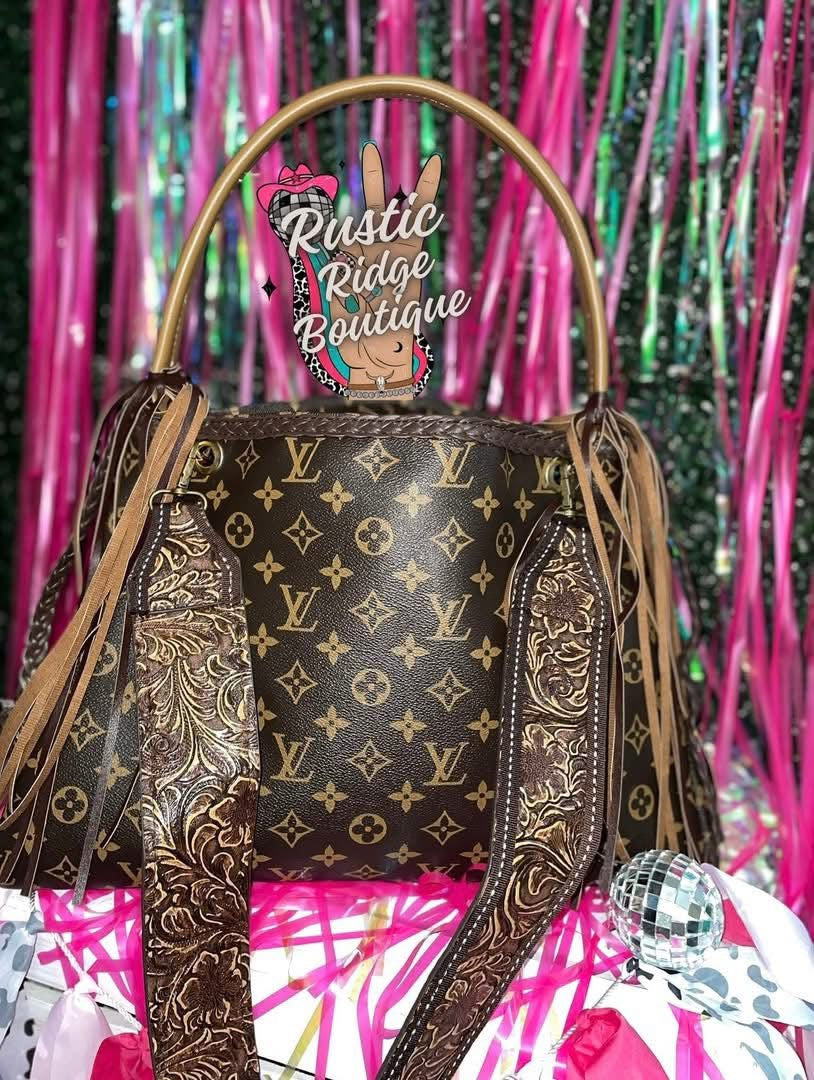 Punchy fringed bag